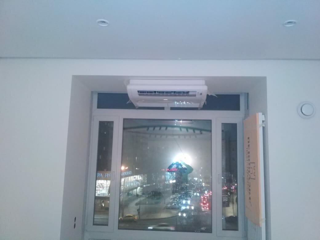 кондиционер, кондиционер рядом с окном, кондиционер курительной комнаты в квартире, кондиционер qv-f9wa, окна