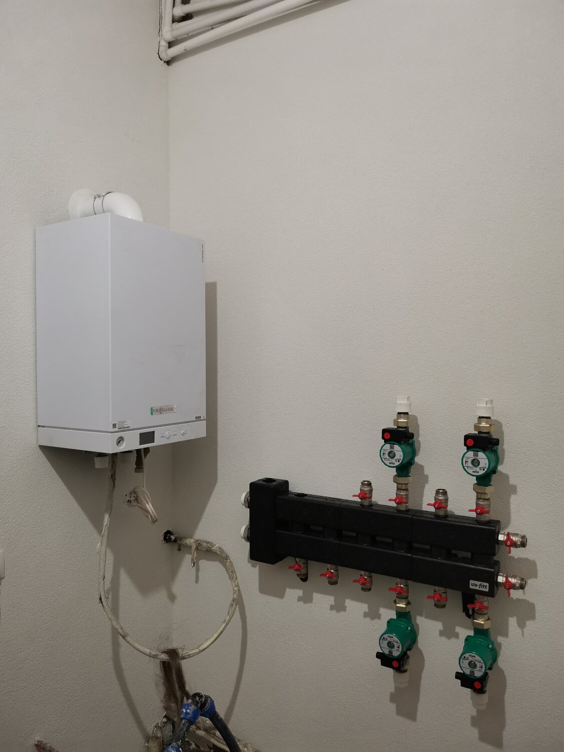 котельная гидрострелка из полипропилена, vaillant котел с гидрострелкой, обвязка котла отопления в частном доме, отделка котельной, гидрострелка danfoss