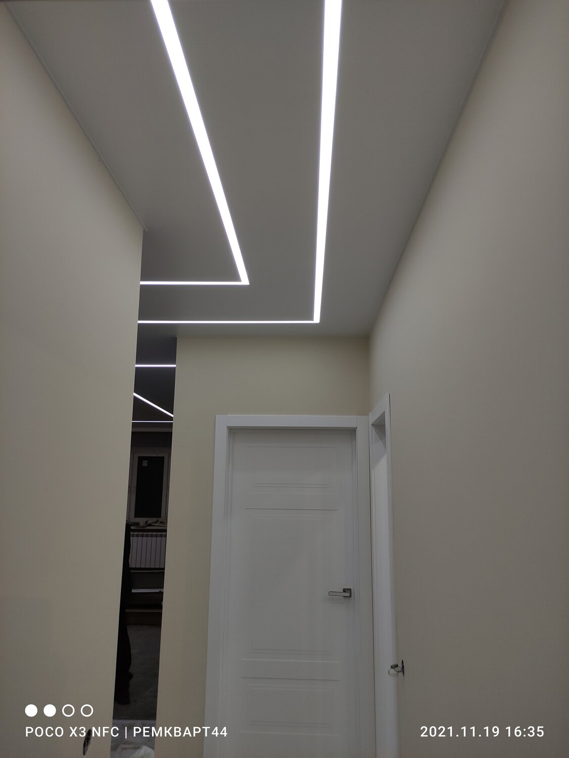 световые линии в коридоре, световые линии, световые линии на натяжном потолке, потолок световые линии, перекрестные световые линии на потолке