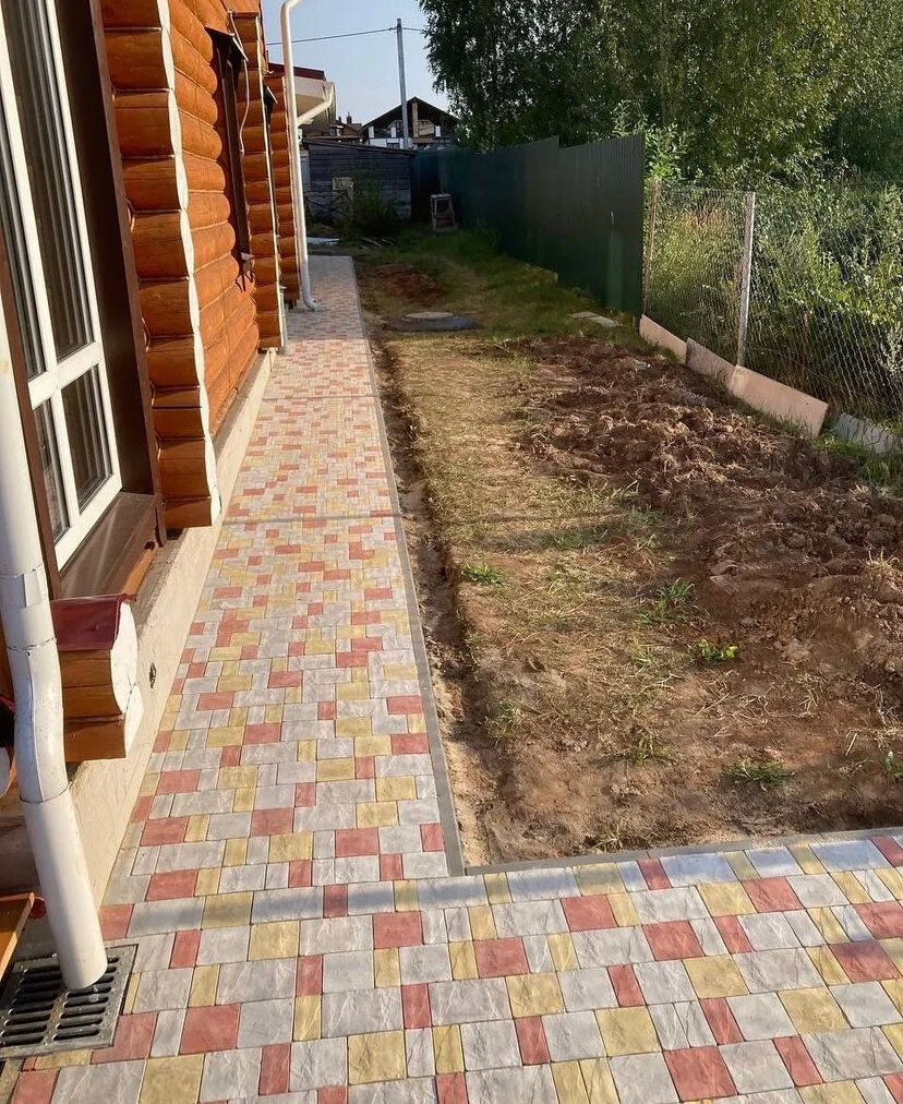 тротуарная плитка перед домом кирпичик, тротуарная плитка во дворе частного, укладка тротуарной плитки, тротуарная плитка, тротуарная плитка во дворе частного дома