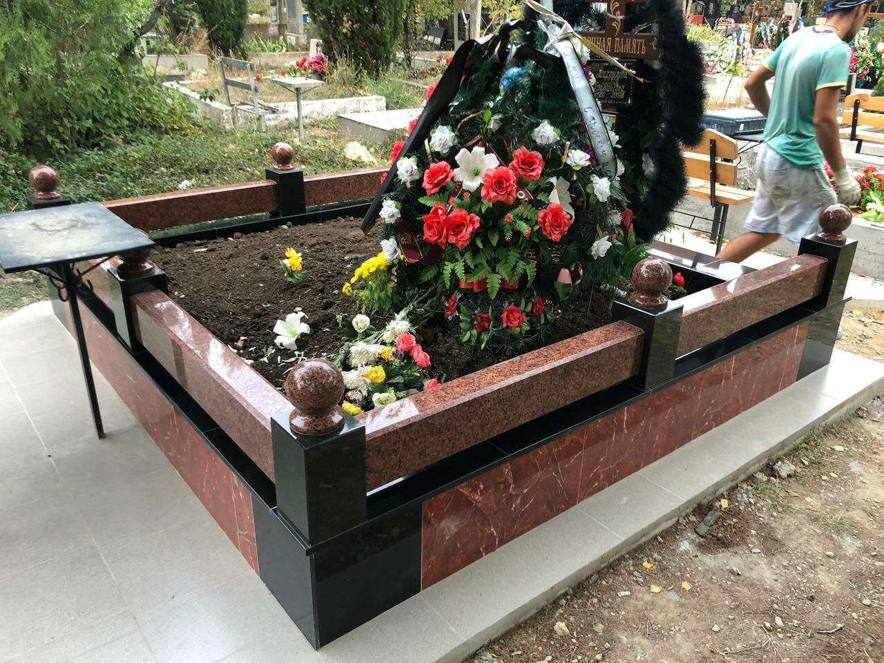цоколь на могилу, украсить могилу, гранитный цоколь на могилу, гранитные ограды на кладбище, благоустройство мест захоронения