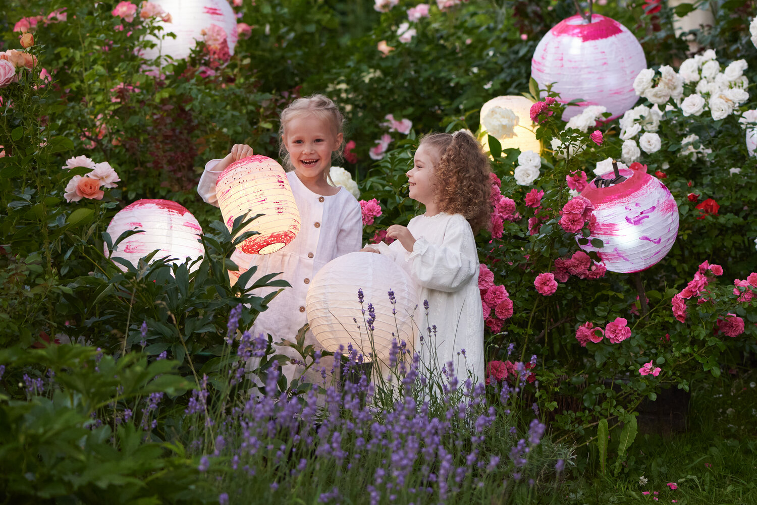 фотосессия в пионах, цветущие пионы, цветы, ребенок с букетом пионов, пионы