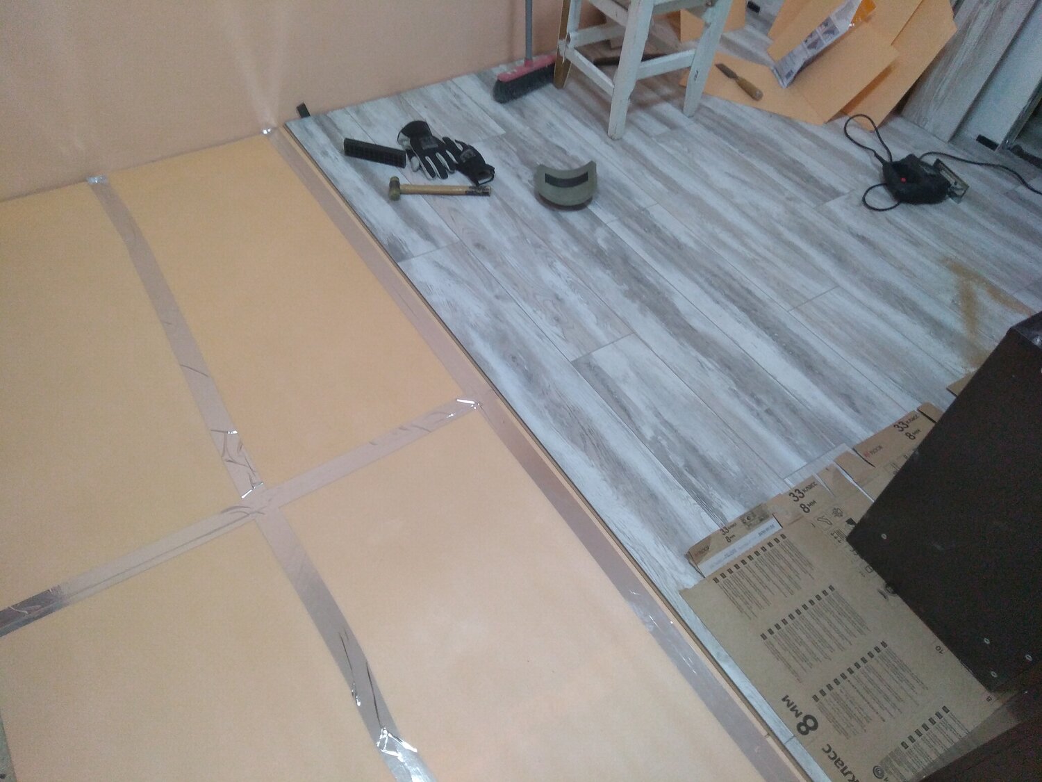 укладка ламината на стяжку, укладка ламината, укладка пола, укладка ламината за м2, гвл на деревянный пол под ламинат