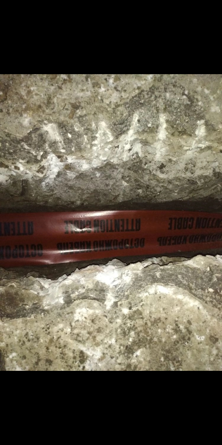 старинный кирпич, старинный кирпич с клеймом, старый кирпич, осторожно кабель, кирпич 19 века