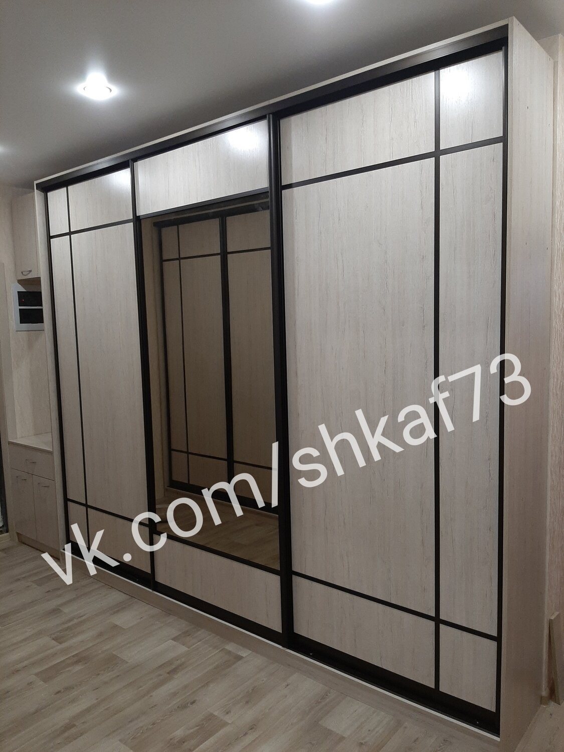 встроенный шкаф купе, шкаф купе под заказ, шкаф купе, светлый шкаф купе с темным профилем, встроенные шкафы купе в прихожую