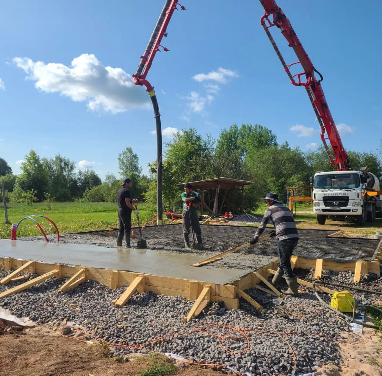 заливка фундамента, строительство фундамента, стройка, бетонные работы, строительство