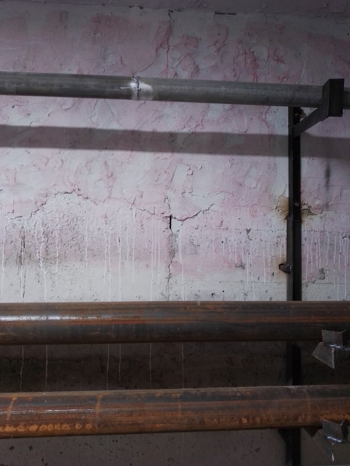 трубы в подвале, полка лофт, отопление в гараже, полки из труб, отопление из труб в гараже