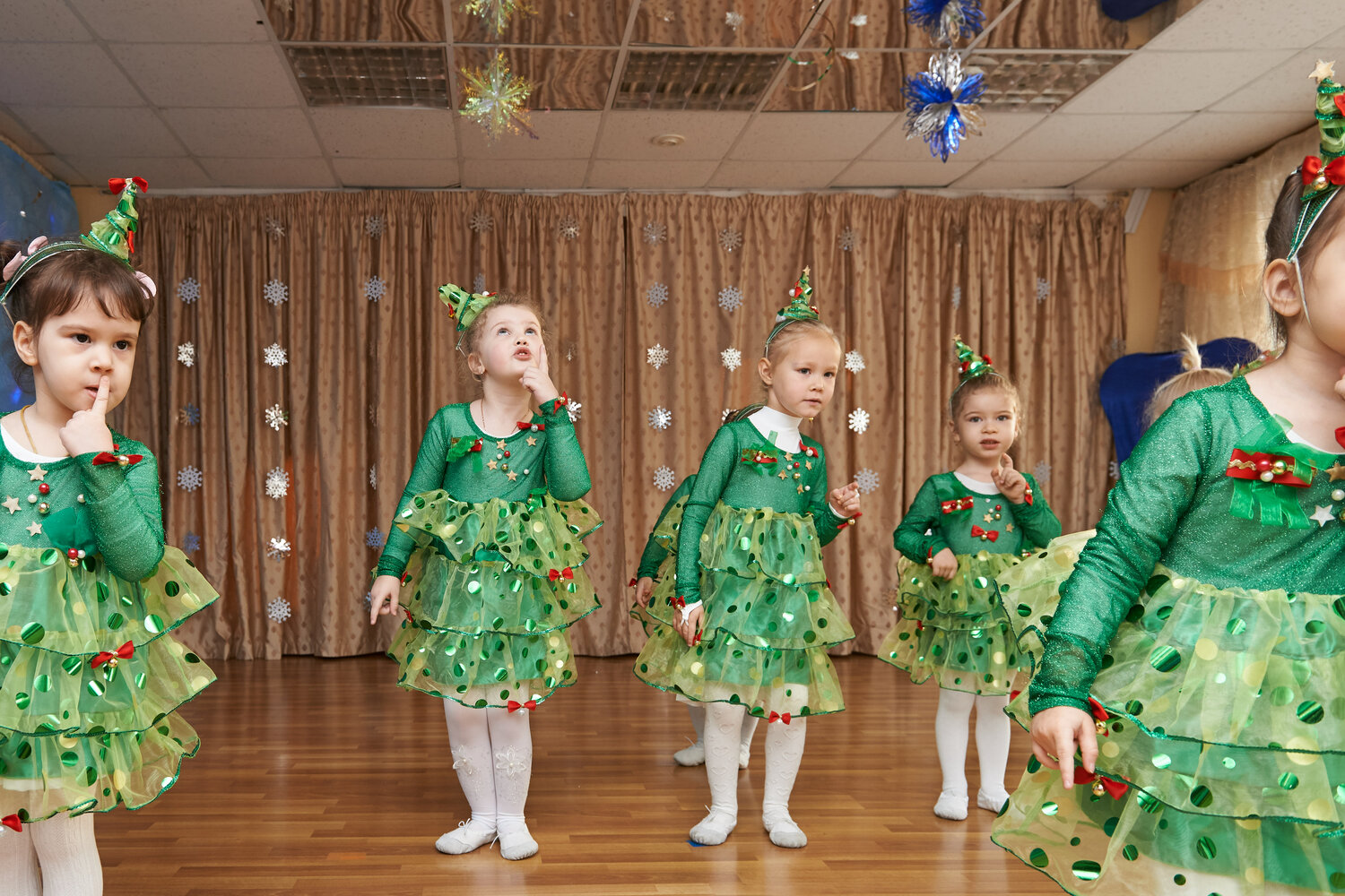 утренник, костюм елочки на утренник для девочки, утренник елка, танец елочек, костюм елочки карнавальный
