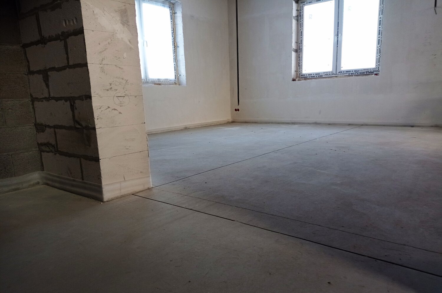 Заливка стяжки пола бетоном через окно - 92 фото