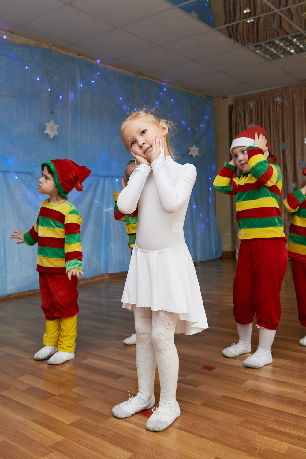 утренник, детский сад, танец гномов в детском саду, дети в группе утренник, танец петрушек в детском саду