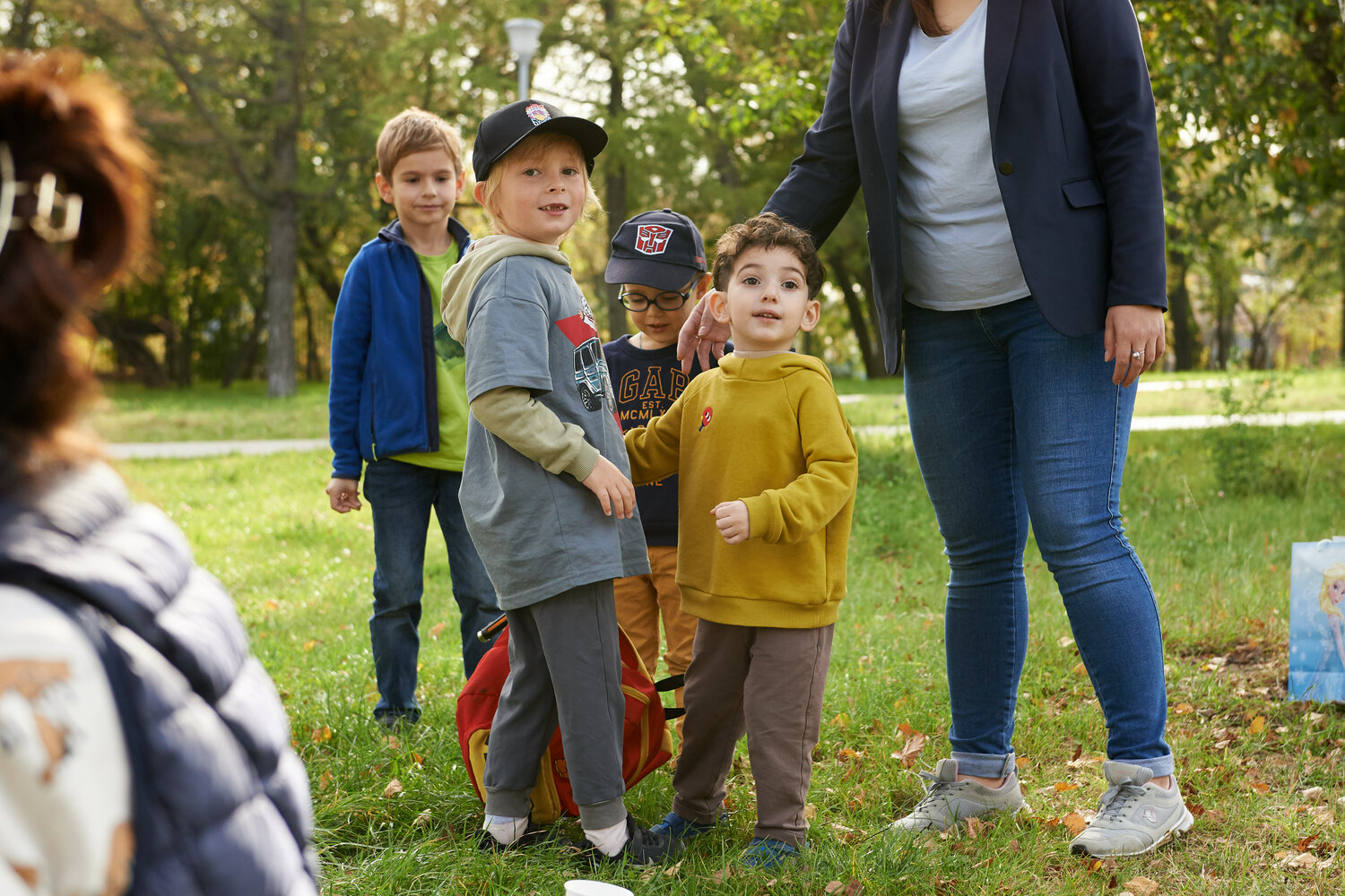 семья на прогулке, прогулка, семья гуляет на природе, люди, прогулки на свежем воздухе