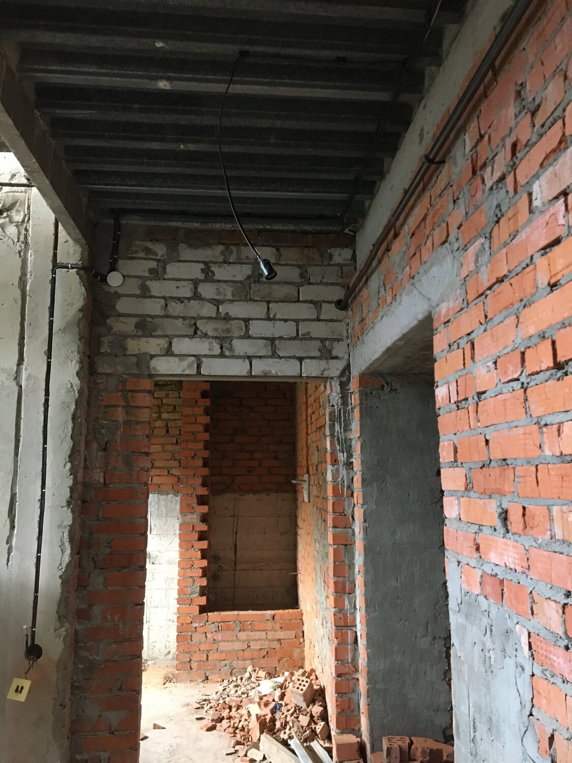 кирпичный дом, здание, недостроенное здание, кирпичное, усиление стен