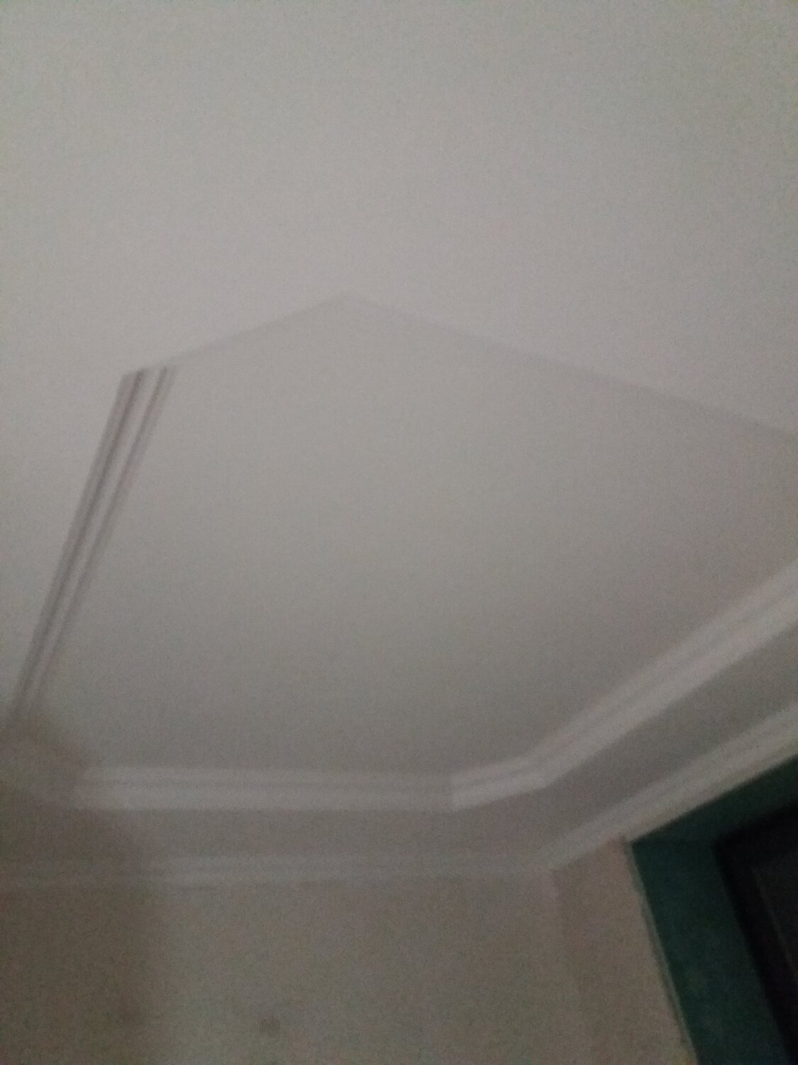 потолок, потолочный плинтус на мансардном потолке, потолочный плинтус для натяжных потолков, потолочный плинтус на мансндре, плинтус на потолок