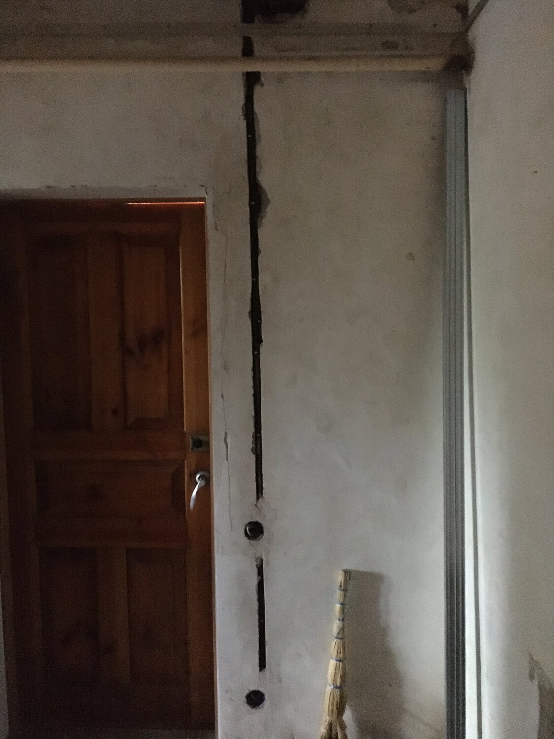 электромонтаж штробление, электропроводка без штробления стен, замена электропроводки, штроба под проводку, штробление стен