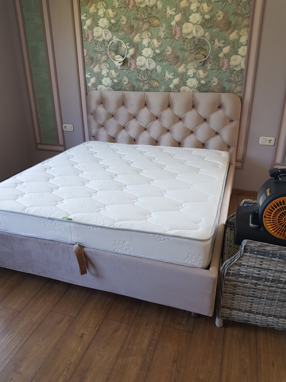 кровать с мягким изголовьем, двуспальная кровать с матрасом, кровать с матрасом, кровать с подъемным, кровать двуспальная обтянутая