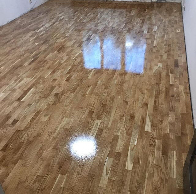 Нанесение лака на пол