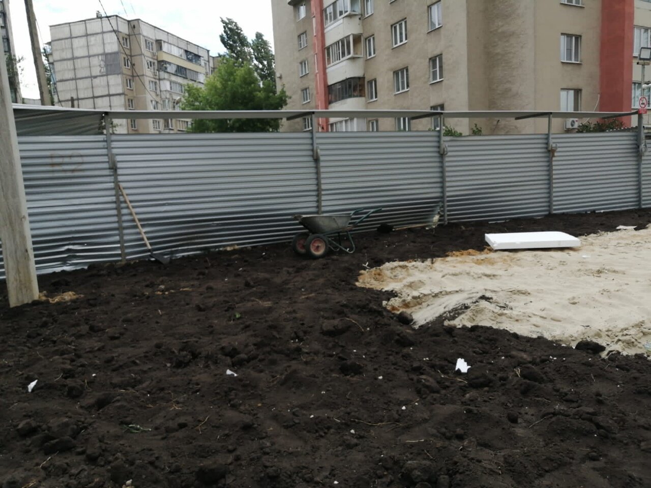 во дворе, во дворе дома, здание, улица, строительство