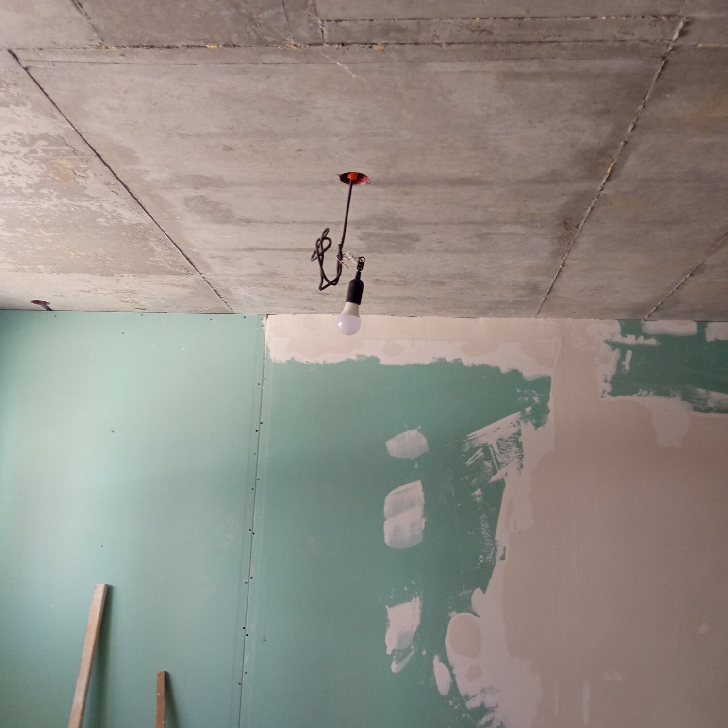 проводка в панельном доме, электропроводка в панельном доме, штробление стен под проводку, замена проводки в панельном доме, замена электропроводки