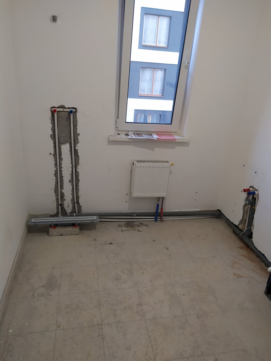 разводка труб, разводка сантехники, разводка труб в ванной, трубы отопления в стене, прокладка труб отопления в коттедже