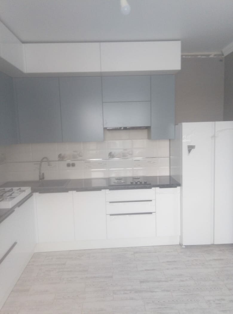 белый глянец кухня, белая кухня, кухня с белой техникой, кухня белая глянцевая, белая угловая кухня