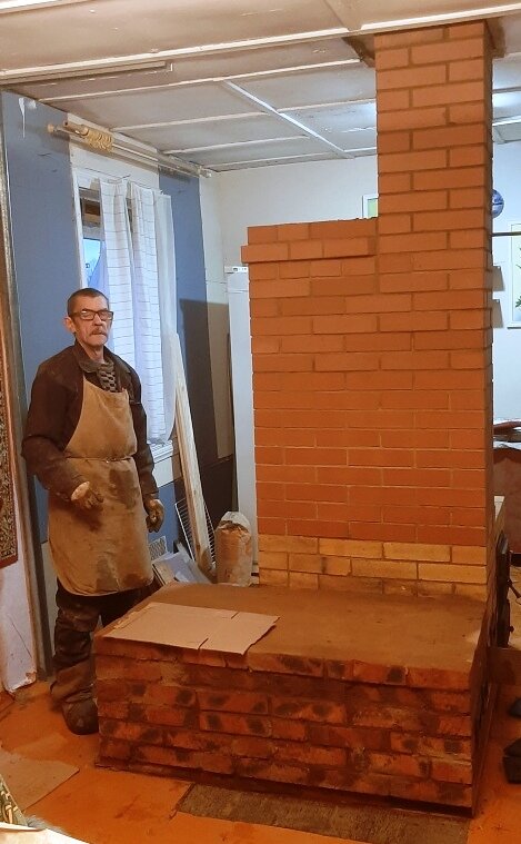 печь в доме из кирпича с лежанкой, кирпичная печь, печь с лежанкой, кладка печи, банная печь с лежанкой