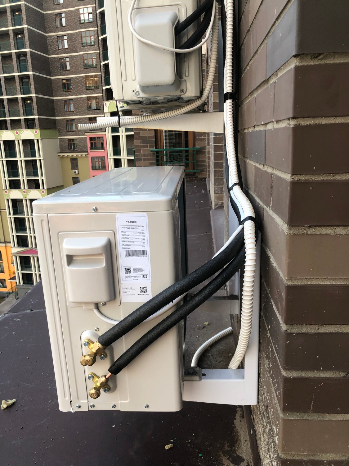 кондиционер, наружный блок кондиционера краны, установка внешнего блока кондиционера, наружный блок сплит системы, кондиционер внешний блок