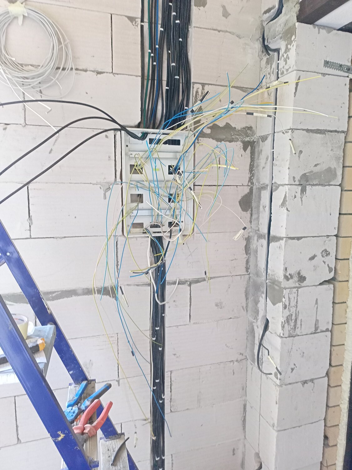 монтаж электрики, монтаж электропроводки, электрика в квартире, распределительный щит для электропроводки, электрика в коттедже