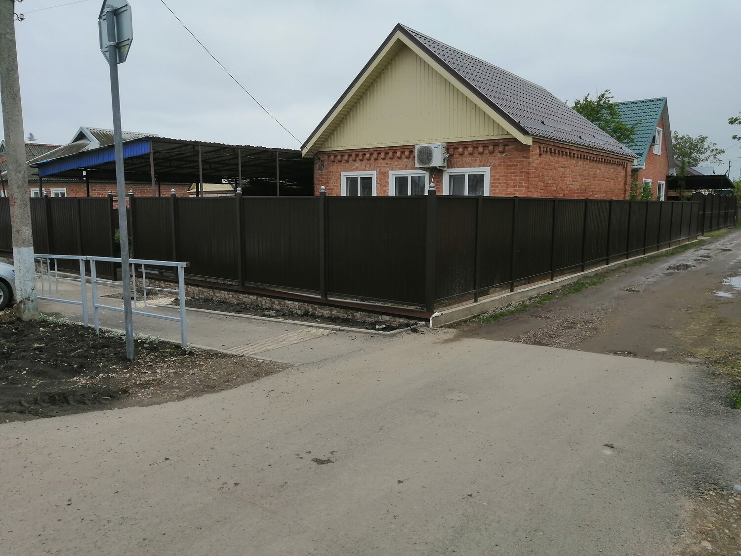 п. водопадный аксайский район, участок, забор из профлиста с выносными столбами, дома дачи коттеджи, хутор выселки краснодарского края