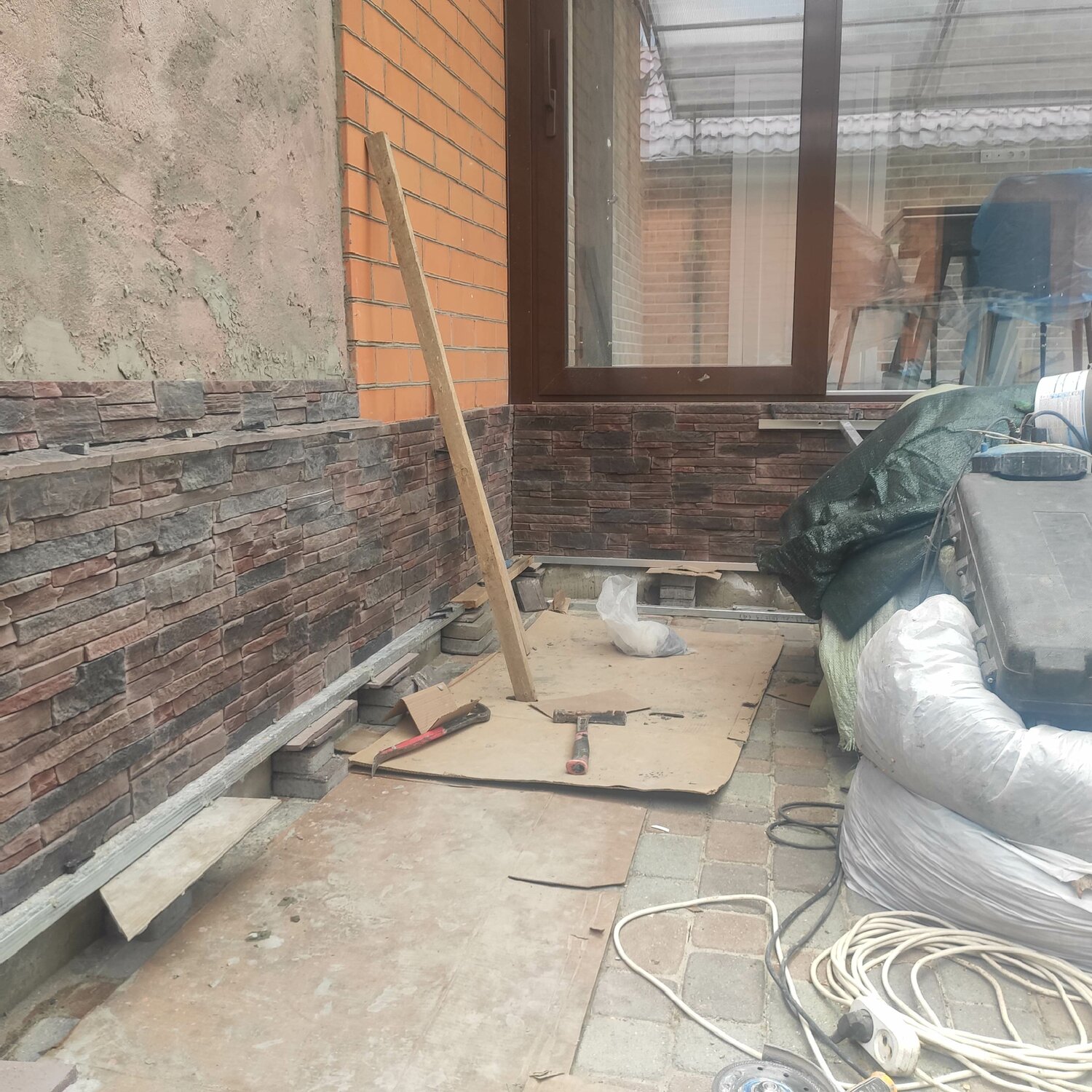 Отделка утепленного цоколя камнем - 90 фото