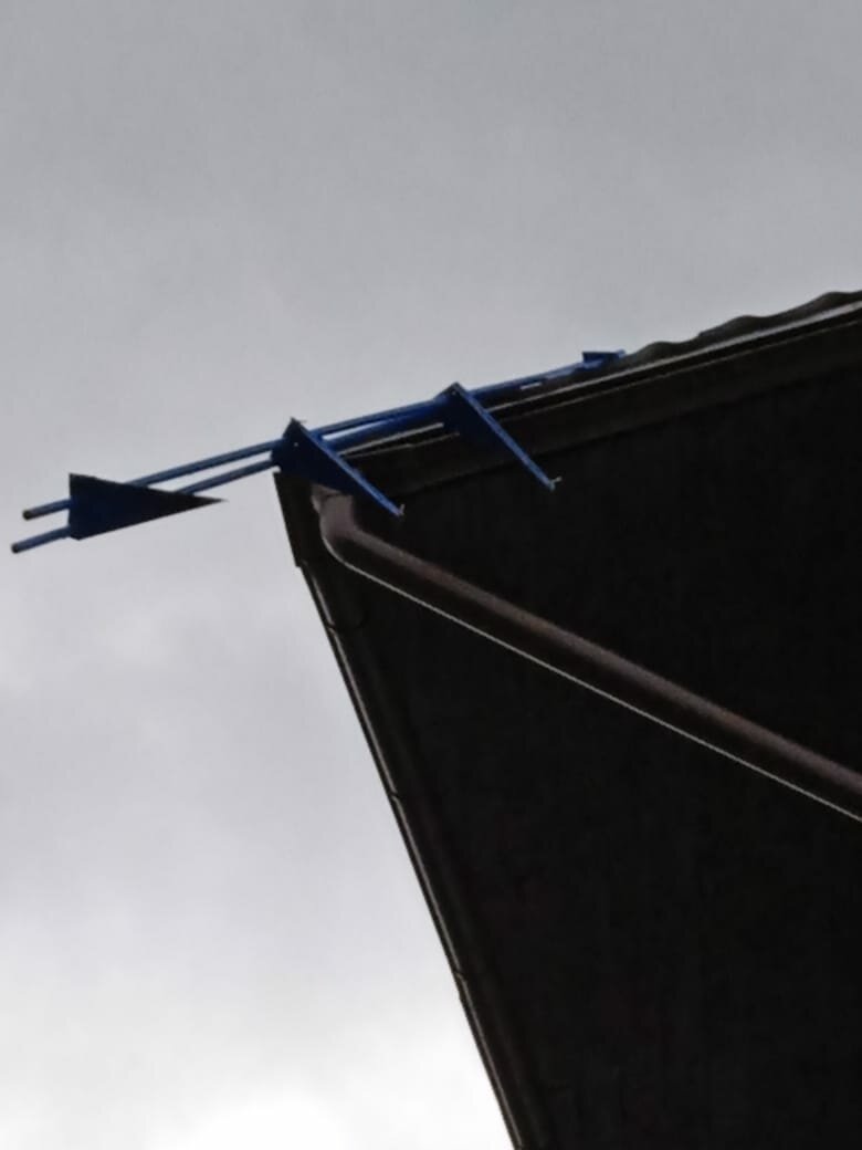 свес крыши, подшивка свесов крыши, на крыше, кровля, кровля фасад