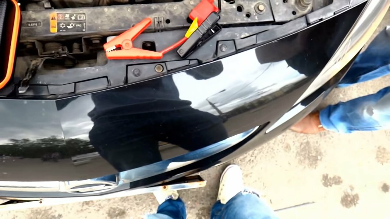 Прикуривание автомобиля пусковым устройством