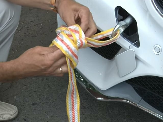 буксировка автомобиля, буксировка автомобиля креатив, буксировка авто, буксируемый автомобиль, буксировочная петля