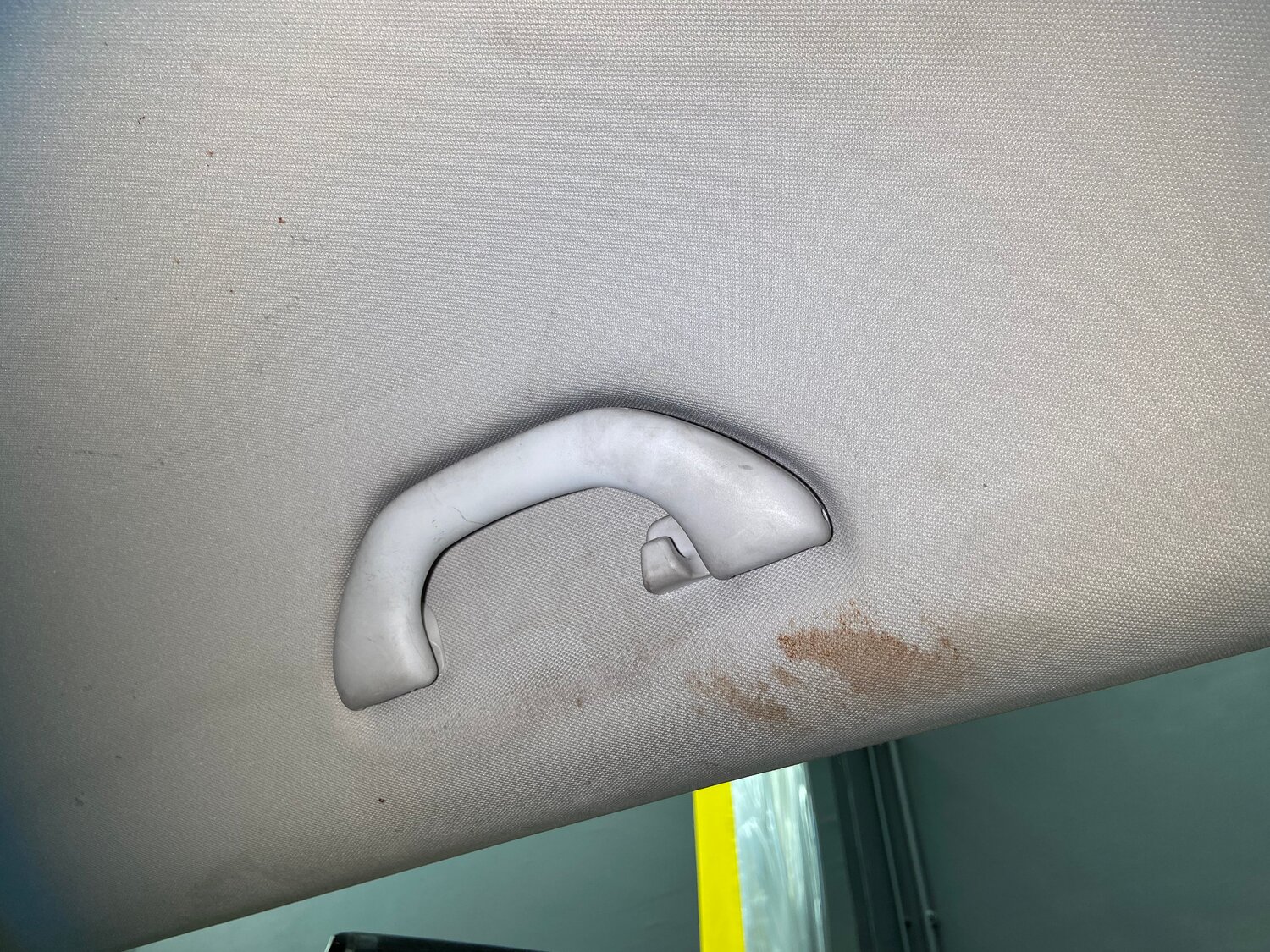 ручка внутренняя потолочная для vw pointer, ручка потолочная hyundai getz, обшивка потолочной ручки в автомобиле, крепления для ручки потолка в авто, заглушка вместо ручки потолка