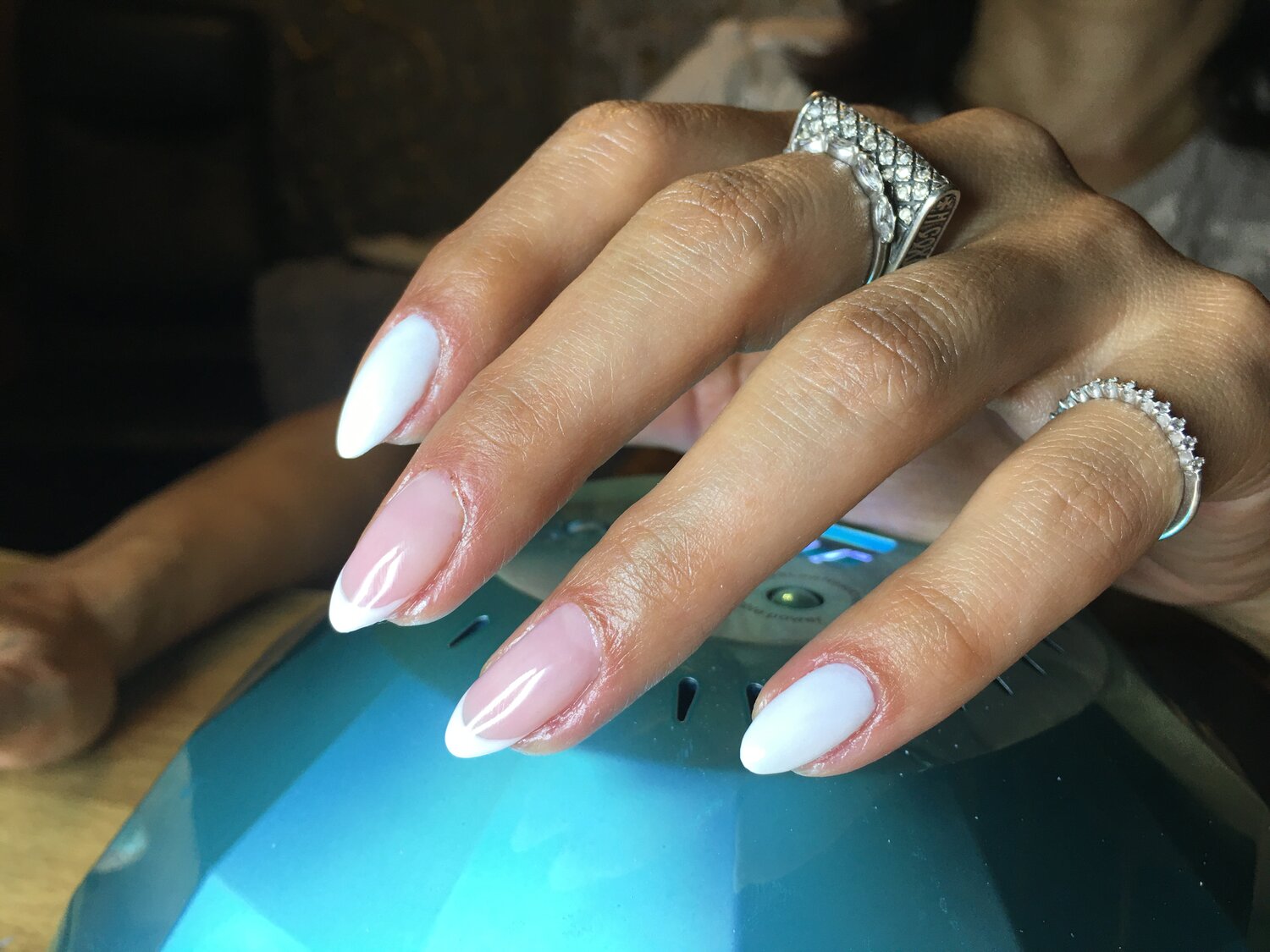 ногти, маникюр, белые овальные ногти, жемчужная втирка ириск, ногти дизайн