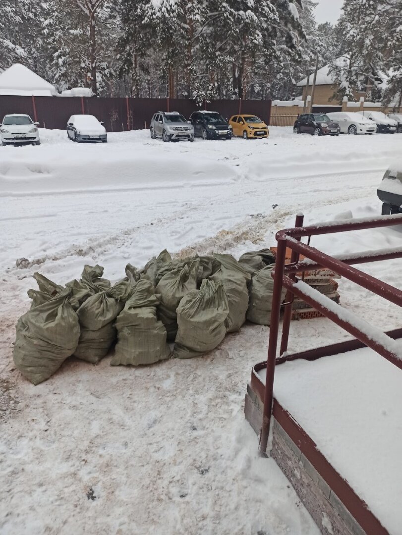 вывоз мусора, мешок на снегу, отходы, пухто 12 кубов, мусор