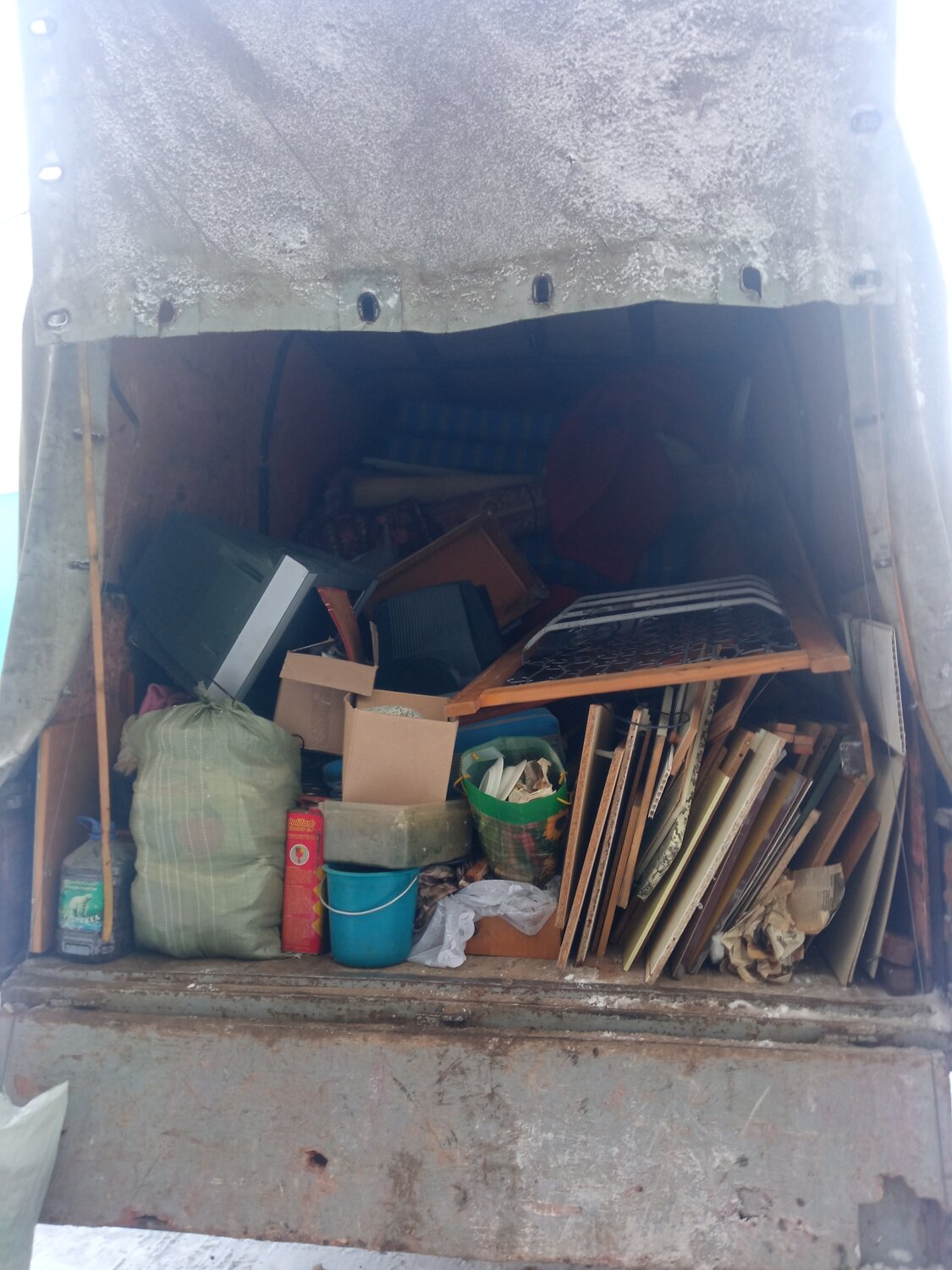 вывоз мусора, вывоз мусора газель + 8м3, захламленный гараж, вывоз, вывоз строительного мусора