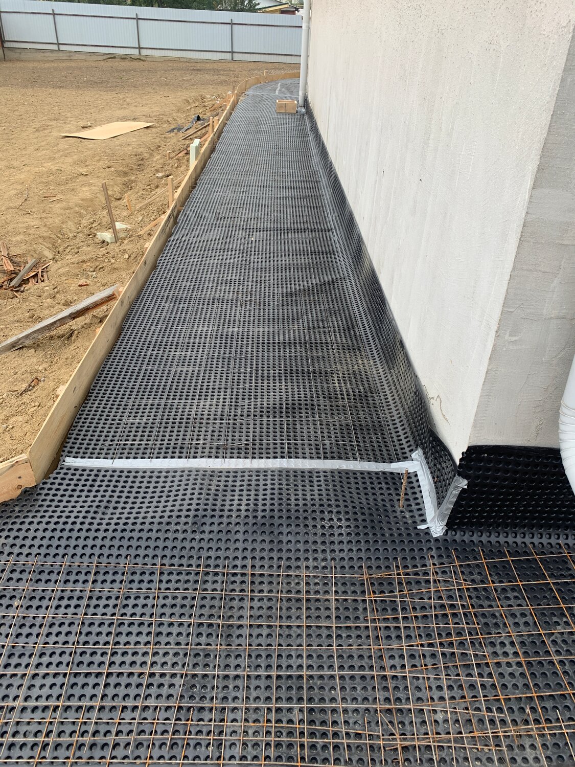 технониколь мембрана плантер отмостка, плантер технониколь отмостка, отмостка с мембраной плантер, гидроизоляция отмостки вокруг дома, профилированная мембрана planter standard