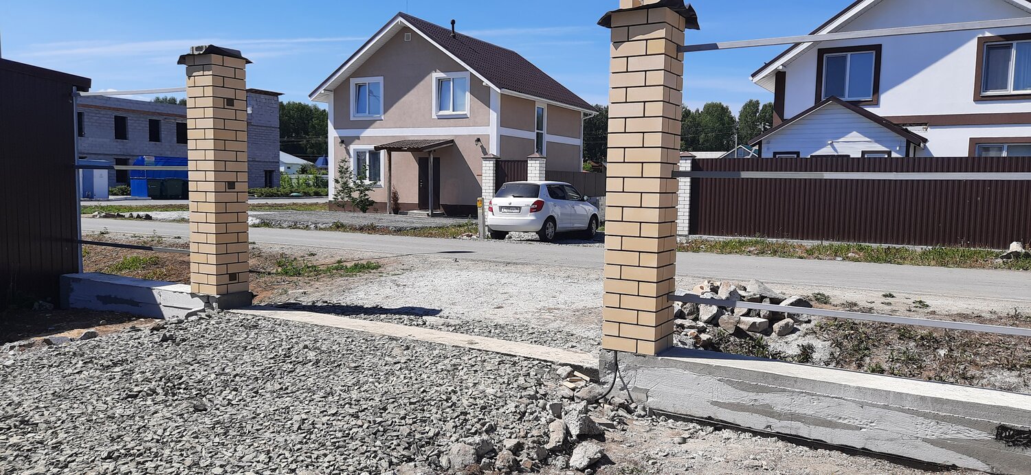 кирпичные столбы для забора, столбы из кирпича, кирпичный столб, забор из штакетника с кирпичными столбами, блоки для столбов забора