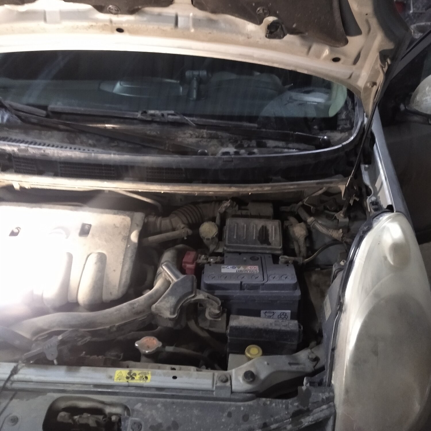 nissan tiida 2008 под капотом, подкапотное пространство ниссан тиида, ниссан ноут 2008 под капотом, nissan wingroad y12 подкапотное пространство, двигатель ниссан тиида