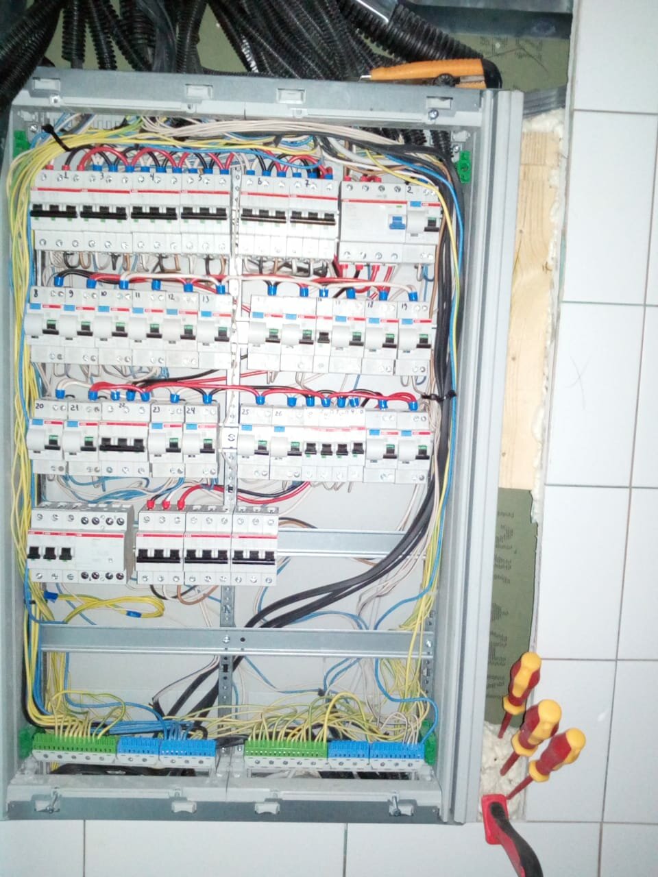 монтаж электрощита, сборка электрощита, распределительный щит для электропроводки, электромонтажные работы, провода до электрощит квартирный