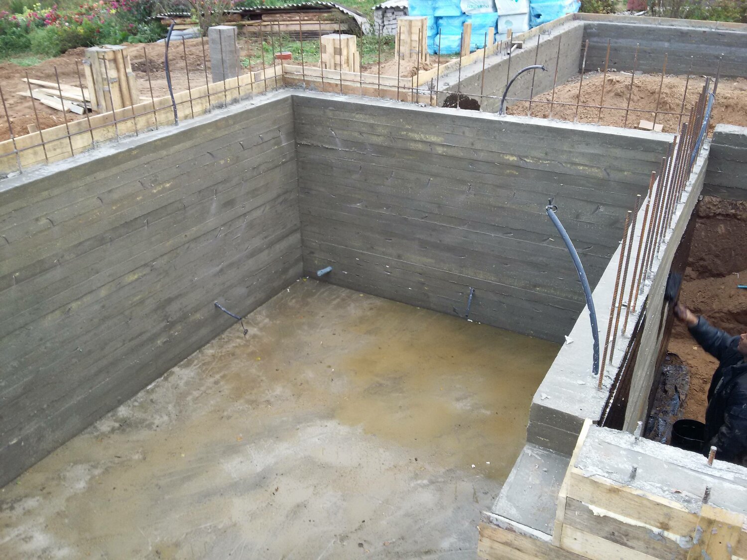 ленточный фундамент с цокольным этажом, фундамент для дома с подвалом, подвал в доме с ленточным фундаментом, монолитный фундамент, цокольный этаж