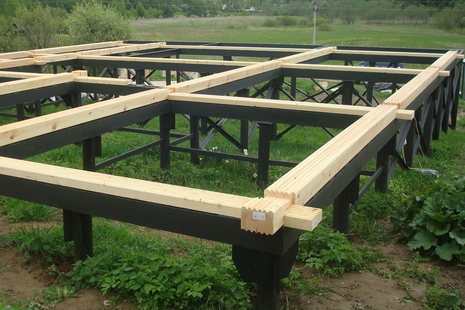 свайный фундамент, обвязка свай брусом, свайно ленточный фундамент, свайный фундамент для дома, обвязка свайного фундамента