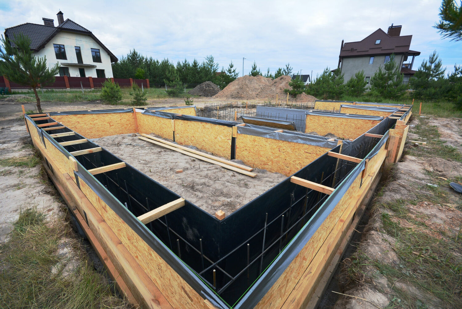 фундамент под дом, фундамент для дома, фундамент ленточный монолитный, ленточный фундамент для дома, фундамент для частного дома