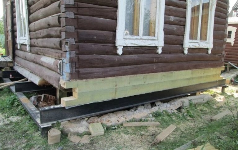 фундамент старых деревянных домов, нижние венцы деревянного дома, поднятие старого деревянного дома, замена нижних венцов деревянного дома, поднять фундамент деревянного дома