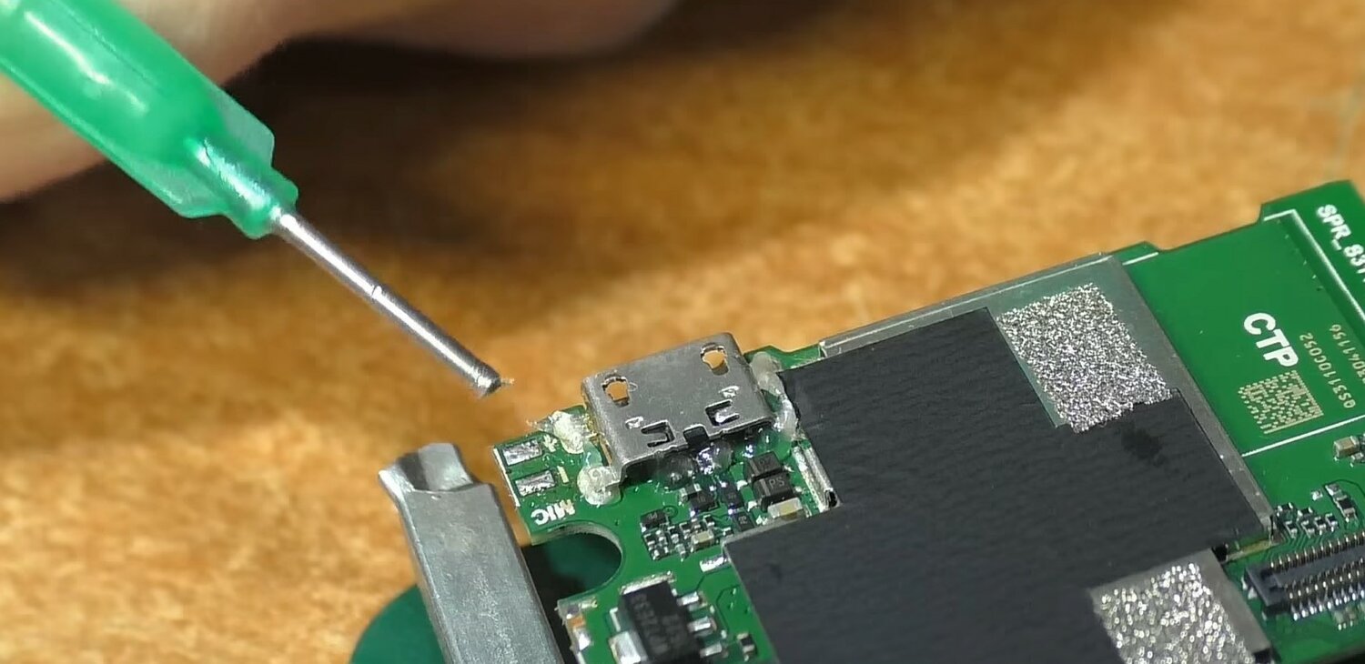 пайка микро юсб, пайка микро usb разъема паяльником, пайка микро юсб разъема, пайка микро usb fly 4411, припаять разъем micro usb