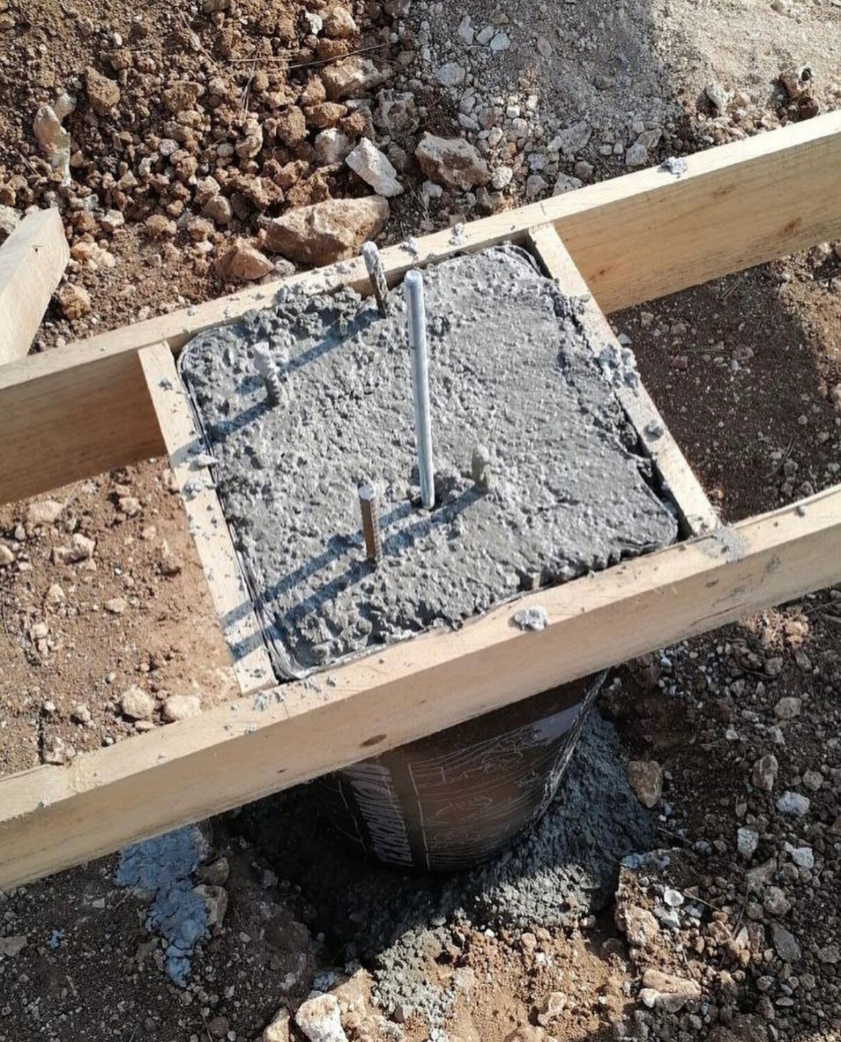 бетон для фундамента, заливка фундамента, опалубка под сваи тисэ, дешевая опалубка для столбчатого фундамента, анкер для столбчатого фундамента