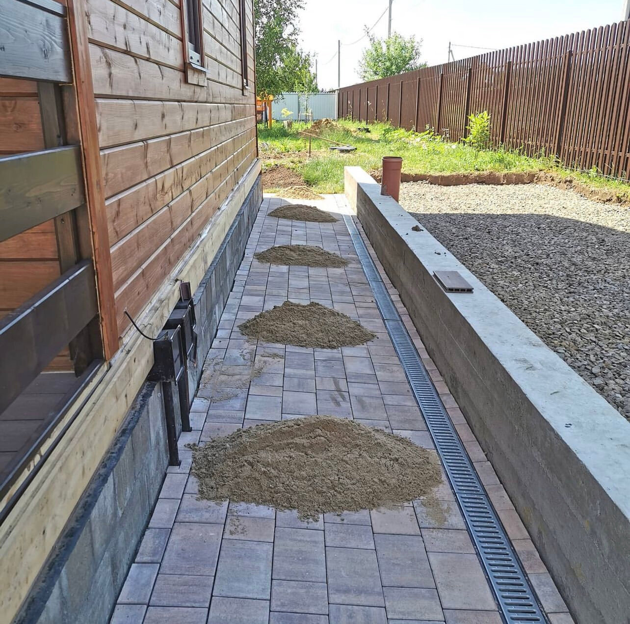 отмостка, отмостка вокруг дома, отмостка дома, отмостка из бетона, основание под отмостку из бетона