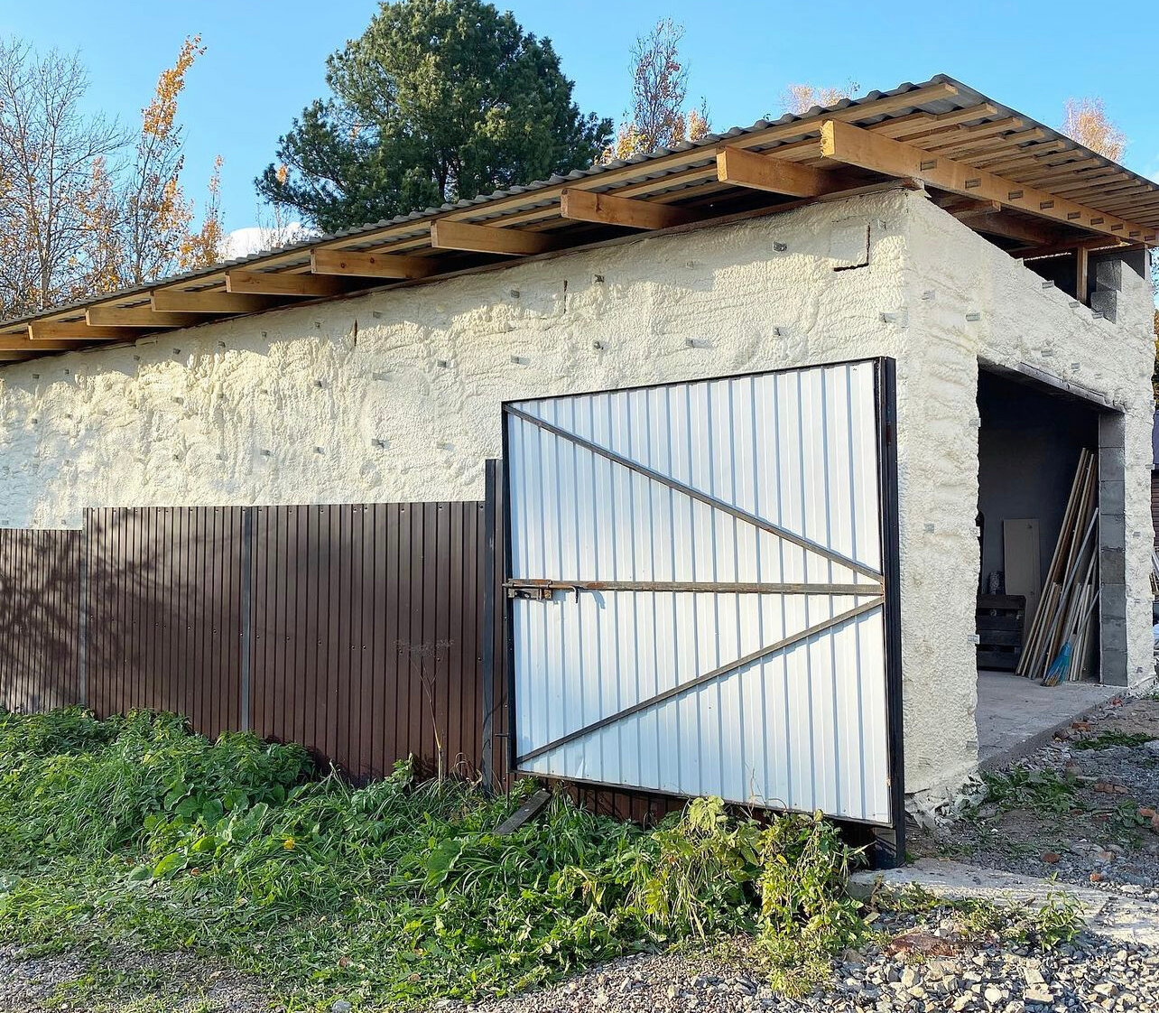 гараж, кирпичный гараж, гараж с односкатной крышей, гараж в деревне, гараж из газобетона