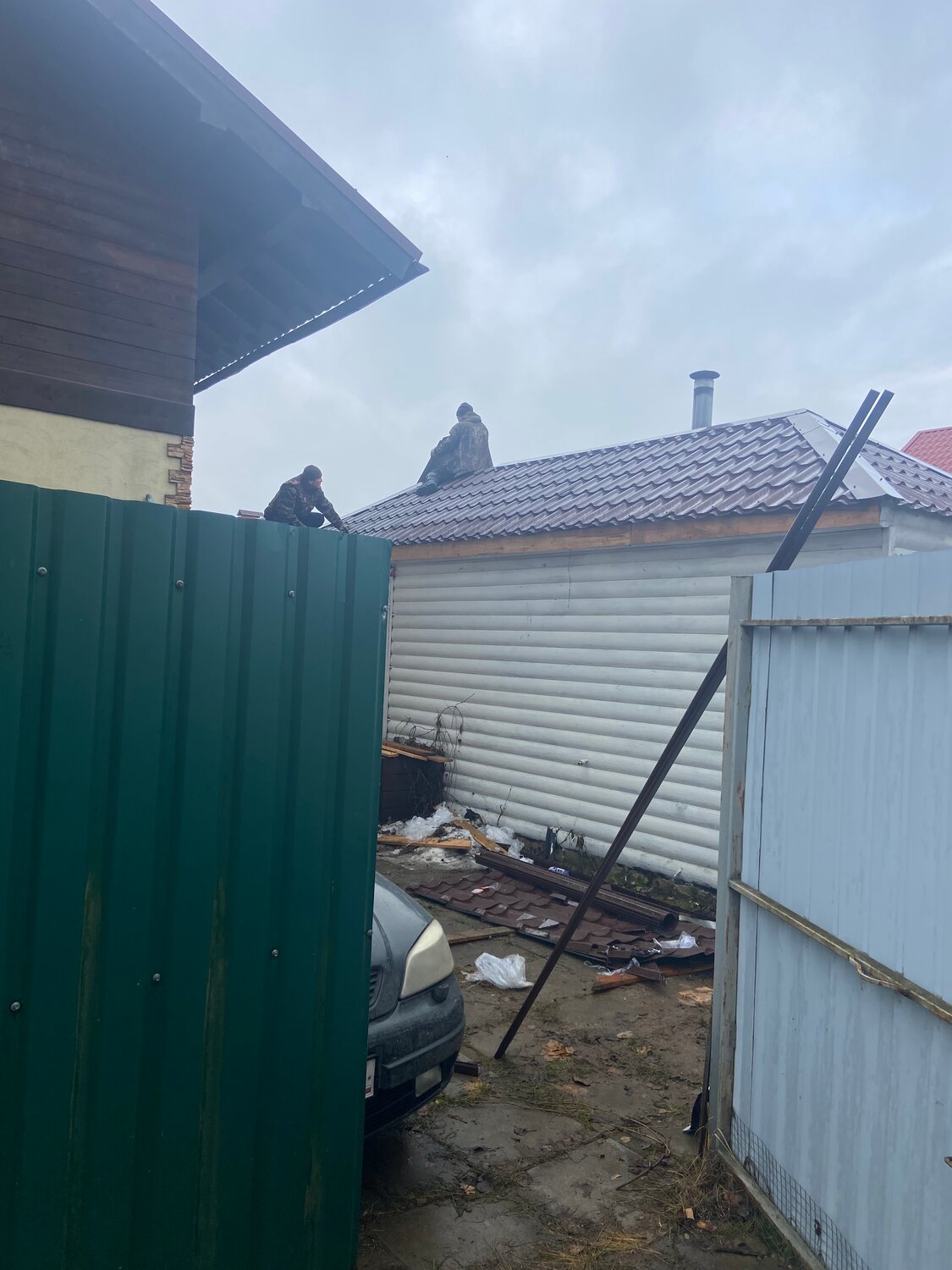 Монтаж кровли из металлочерепицы