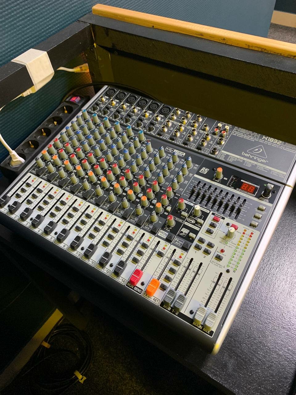 микшерный пульт, микшерный пульт behringer xenyx qx1832usb, микшерный пульт allen heath, микшерный пульт behringer, микшерный пульт soundcraft